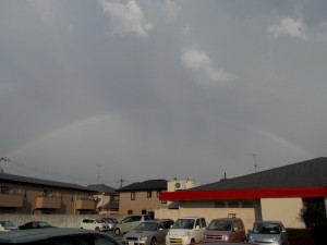 土砂降りの後の虹。ちょっと薄いけど。